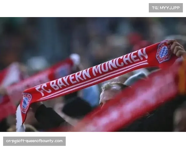 转播镜头捕捉到拜仁替补席，队医正在为未上场球员进行按摩放松